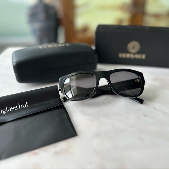 Versace Medusa Black/Gold polarized sunglasses - Picture 2 of 4